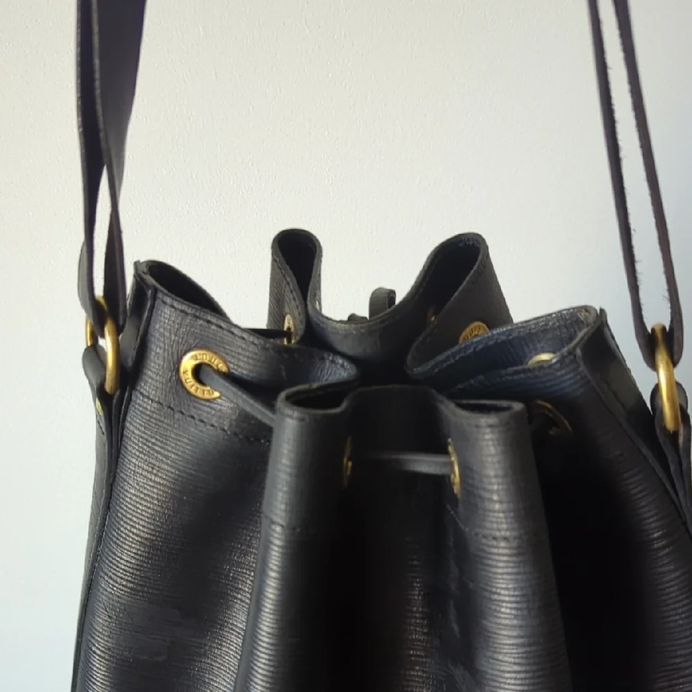 Louis Vuitton Black Epi Bucket Bag Vintage 80s - Picture 5 of 11